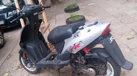 Skuter porzucony w śmietniku, hulajnoga na wiacie przystankowej