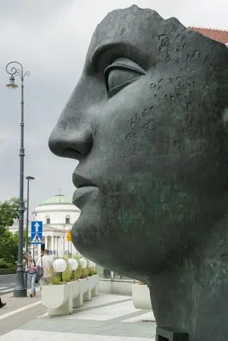 Monumentalna rzeźba "Tindaro" Igora Mitoraja na placu Trzech Krzyży w Warszawie
