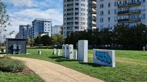 Warszawa. Skrzynki elektryczne w parku nad POW