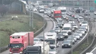 Zderzenie ciężarówki i dwóch aut osobowych na S8