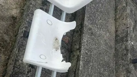 Połamane krzesełka na trybunach 