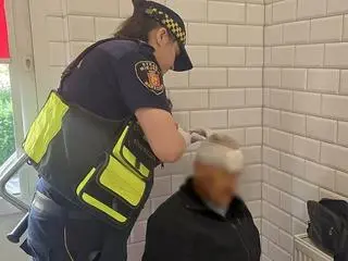 Senior doznał urazu głowy