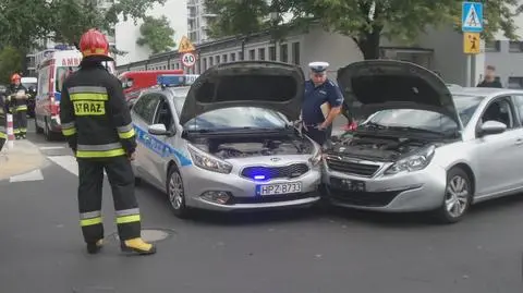 Zderzenie z radiowozem. "Dwóch policjantów trafiło do szpitala"