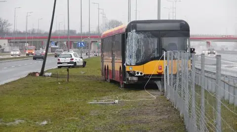 331 zderzyło się z toyotą na Wirażowej. "Kierowca zasłabł"