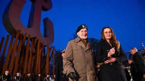 Weteran Powstania Warszawskiego Leszek Żukowski i wiceprezydentka Warszawy Renata Kaznowska 