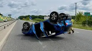 Jedno auto dachowało, drugie wpadło do rowu