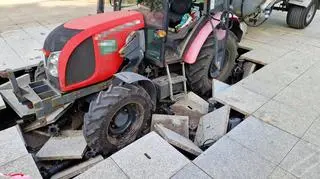 Traktor wjechał w fontannę