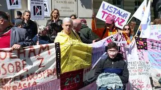 Protest osób z niepełnosprawnościami przed KPRM