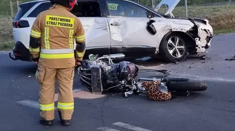 Motocyklista uderzył w bok auta osobowego. Do szpitala trafiło także 10-letnie dziecko
