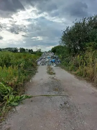 Droga gminna w miejscowości Sobiekursk zamieniona w śmietnik
