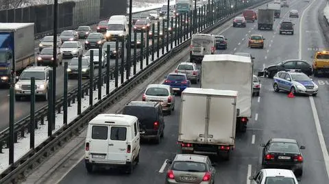Wjechał w barierki, zablokował trasę AK