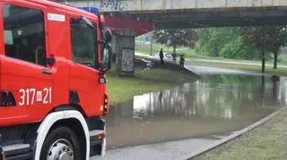 Gigantyczna kałuża na zjeździe z Doliny Służewieckiej