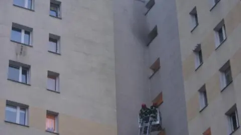 Pożar w bloku na Gocławiu. "Zapaliły się kable energetyczne"