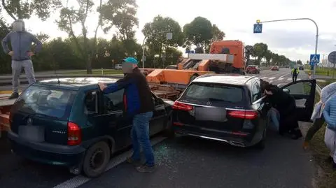 Policja: 16-latek wjechał w tył mercedesa. Próbował uciec, ale zatrzymali go inni uczestnicy ruchu