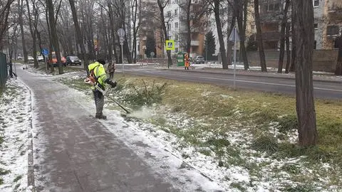 Koszenie śniegu na Bemowie 