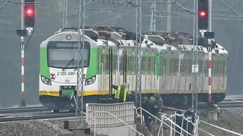 Działania służb przy zniszczonym fragmencie torowiska na trasie Dęblin-Warszawa przy stacji kolejowej Mika