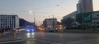 Auto zablokowało torowisko na rondzie Wiatraczna