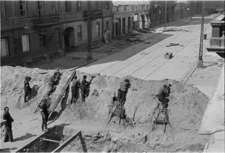 Sylwester "Kris" Braun, Powstańcy na barykadzie przy ul. Żelaznej, poł. sierpnia 1944