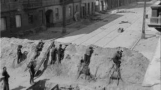 Sylwester "Kris" Braun. Powstańcy na barykadzie przy ul. Żelaznej, poł. sierpnia 1944