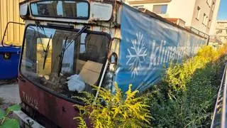 Trolejbus o numerze taborowym T022 w opłakanym stanie