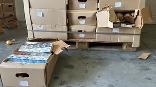 Nielegalne papierosy w kartonach z cebulą i burakami
