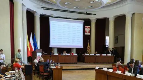 Sesja Rady Warszawy w sprawie ograniczenia sprzedaży alkoholu nocą