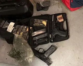 Narkotyki, broń i gotówka znalezione u 46-latka