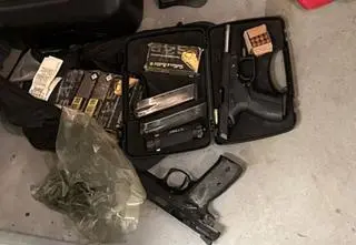 Trzy kilogramy narkotyków, broń i milion złotych