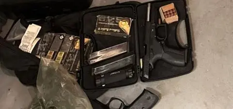 Trzy kilogramy narkotyków, broń i milion złotych