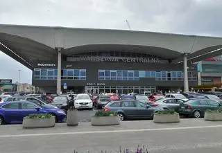 Tragiczny finał bójki na dworcu. Dwa ciosy nożem i zarzut zabójstwa