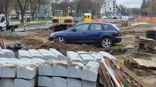 Samochód stojący pośrodku trwających prac