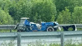 Zabytkowe auto rozbite na trasie S7