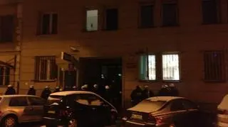 Kordon policjantów przed komisariatem