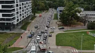 Sznur aut w kolejce do punktu badań drive-thru