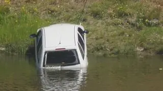 Strażacy wyciągnęli auto z wody