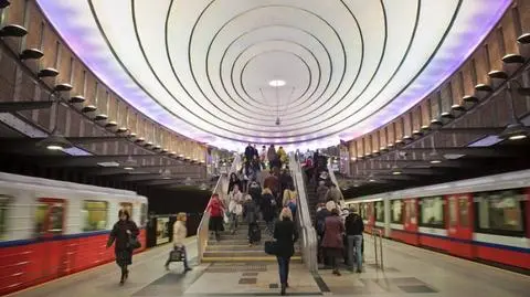 Zamknięte wejścia do metra na Placu Wilsona