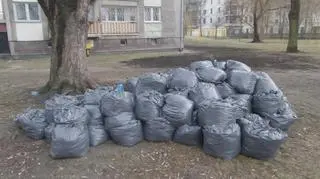 Nieodebrane worki z zielonymi odpadami przy Chełmskiej