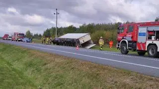 Ciężarówka w rowie na krajowej "50"