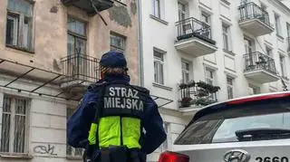 Stalowa belka zwisała z balkonu