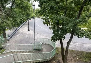 "Wyjątkowo trudny konkurs" na przebudowę Karowej