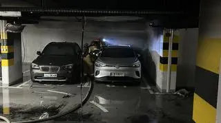 Pożar auta na podziemnym parkingu we Włochach