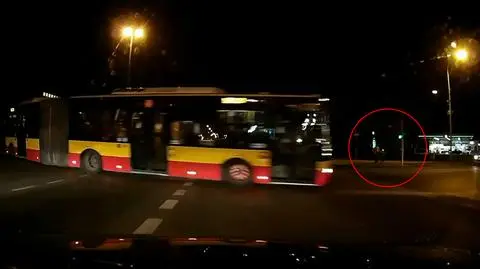 Miejski autobus zajeżdża drogę i nie przepuszcza pieszych