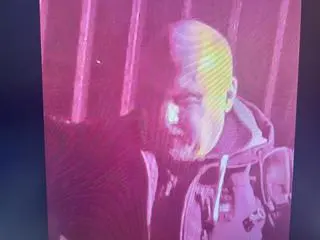 Policja publikuje wizerunek osób, które używały środki pirotechniczne na Marszu Niepodległości