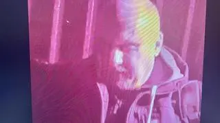 Policja publikuje wizerunek osób, które używały środki pirotechniczne na Marszu Niepodległości