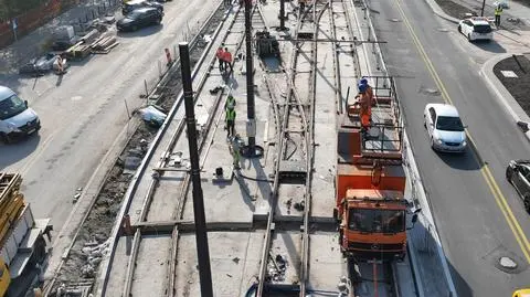 Budowa tramwaju do Wilanowa. Rozwieszają sieć trakcyjną, wreszcie otworzą newralgiczne skrzyżowanie