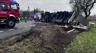 Samochód ciężarowy przewrócił się na bok na DK92 koło Sochaczewa