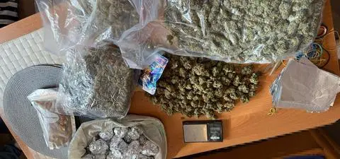 Rodzinny narkobiznes. W mieszkaniu marihuana i pół miliona w gotówce