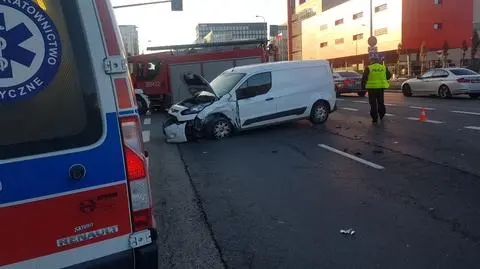 Dwa fordy zderzyły się na Domaniewskiej. Kierowcy w szpitalu