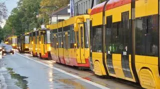 Zderzenie tramwaju i samochodu osobowego