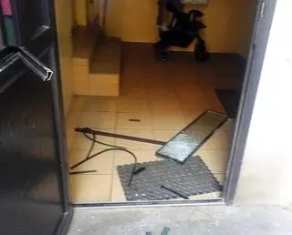 Uszkodzone drzwi do bloku przy Bródnowskiej 